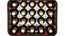 20 Flaschen Bier von oben im Kasten | Bild: mauritius images / Westend61 / Roman Märzinger