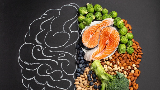 Kreidezeichnung eines Gehirns neben gesunden Lebensmitteln | Bild: mauritius images, foodcollection, Olena Yeromenko