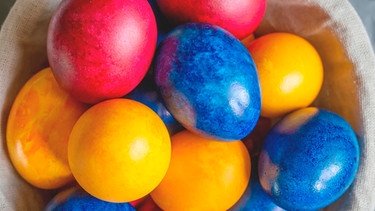 Bunte, gekochte Eier. | Bild: mauritius images / Oxana medvedeva / Alamy / Alamy Stock Photos